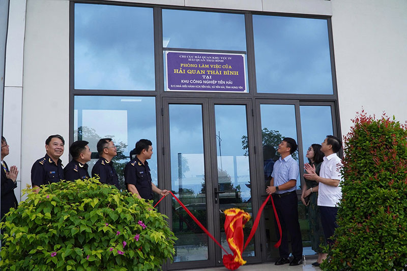Lãnh đạo Hải quan Thái Bình cùng lãnh đạo Viglacera thực hiện treo biển phòng làm việc của Hải quan Thái Bình tại Khu công nghiệp Tiền Hải.