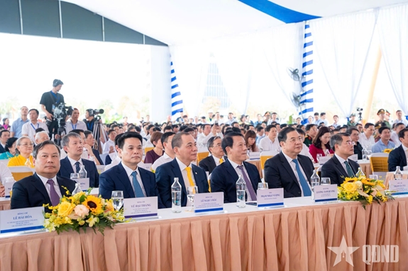 Thủ tướng Lê Minh Hưng cùng các đại biểu tham dự Lễ khởi công Dự án Tuyến đường sắt tốc độ cao Hà Nội - Quảng Ninh.