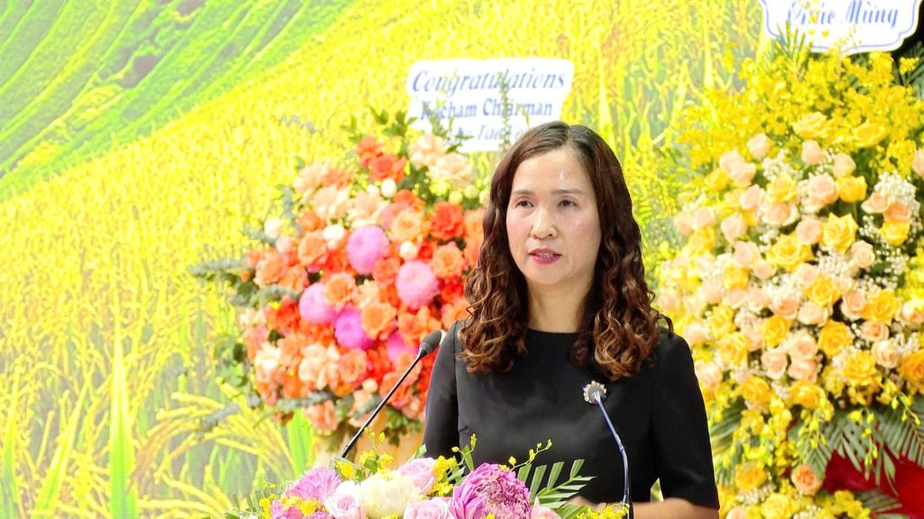 Bà Nguyễn Thị Thu Hương – Phó giám đốc Công ty Kinh doanh Bất động sản Viglacera phát biểu tại Hội nghị về lợi thế và tiềm năng KCN Trấn Yên – giai đoạn 1