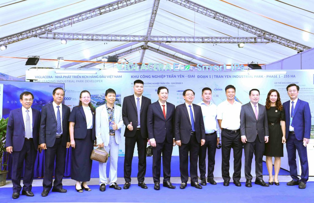 Ủy viên Ban Chấp hành Trung ương Đảng, Phó Thủ tướng Chính phủ Hồ Quốc Dũng, Lãnh đạo UBND, bộ ban ngành tỉnh Lào Cai đến thăm khu vực triển lãm của KCN Trấn Yên Viglacera