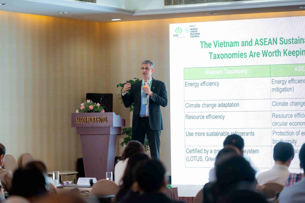 Ông Douglas Snyder, Giám đốc Điều hành VGBC